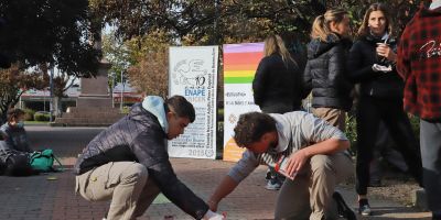 “Piedra libre: estamos jugando”: Jóvenes intervinieron la plaza central en la Semana del Derecho al Juego