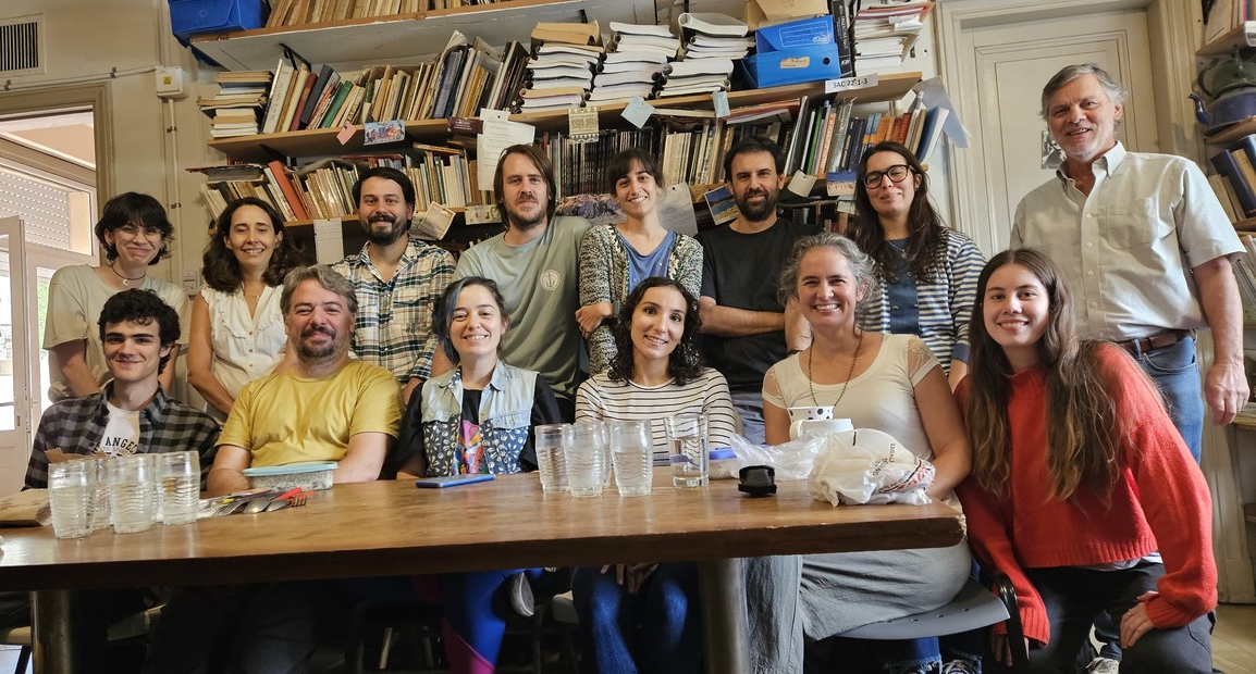 Goñi junto al equipo de trabajo en el Instituto Nacional de Antropología y Pensamiento Latinoamericano, Museo Nacional del Hombre (INAPL), entre los que se encuentran graduados de FACSO.