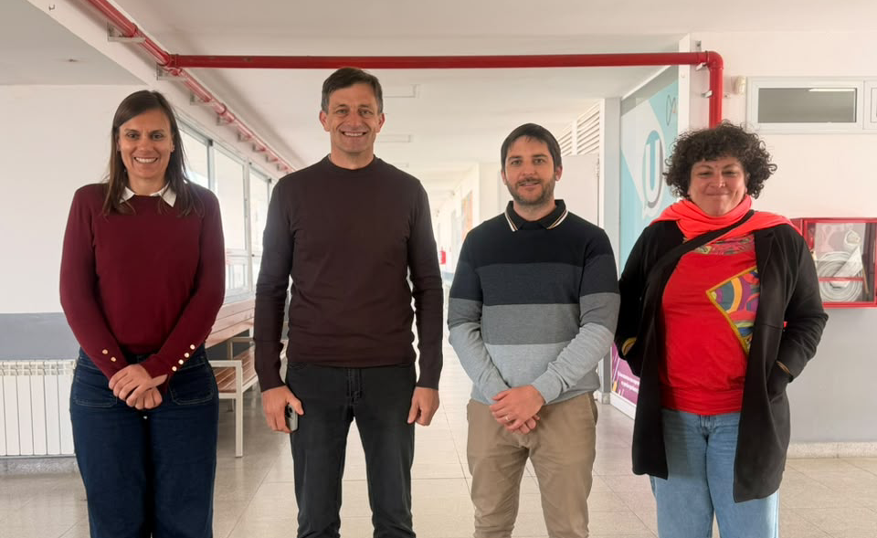 De izq. a der.: La directora de Innovación y Políticas Educativas de Bolívar, Luciana Romano; el intendente de Bolívar Eduardo Bucca; el decano de FACSO Gustavo Flensborg y la Secretaria de Extensión Natalia Mengochea.