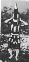 Hombre Selk'nam de Tierra del Fuego usando pintura corporal y mscara pintada para la ceremonia de iniciacin hain. Foto tomada por M. Gusinde en 1923.